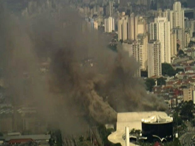 Se incendia el Memorial de la America Latina de Oscar Niemeyer - Imagen 2 de 2