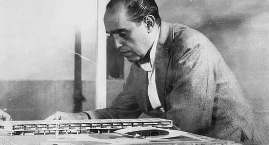 A Year Without Oscar Niemeyer, Niemeyer observa maqueta da la escuela proyectada en Belo Horizonte (MG). Image Courtesy of ON
