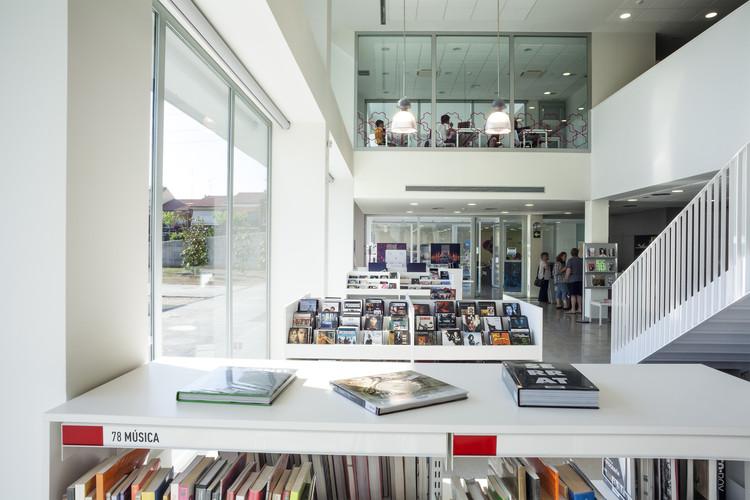 Library and Entities Hotel / Santamaría Arquitectes - Shelving, Windows