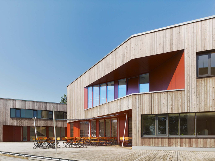 International Youth Center in Oberschleißheim  / ATELIER 30 - Windows, Facade