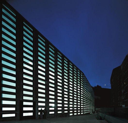 Material Inspiration: 10 Projects Inspired by Glass - Image 7 of 12