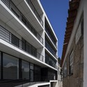 Edificio Residencial Vila Nova de Tazem / Nuno Ladeiro + Marco Martins - Apartamentos