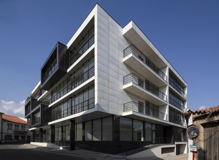 Edificio Residencial Vila Nova de Tazem / Nuno Ladeiro + Marco Martins - Imagen 8 de 29