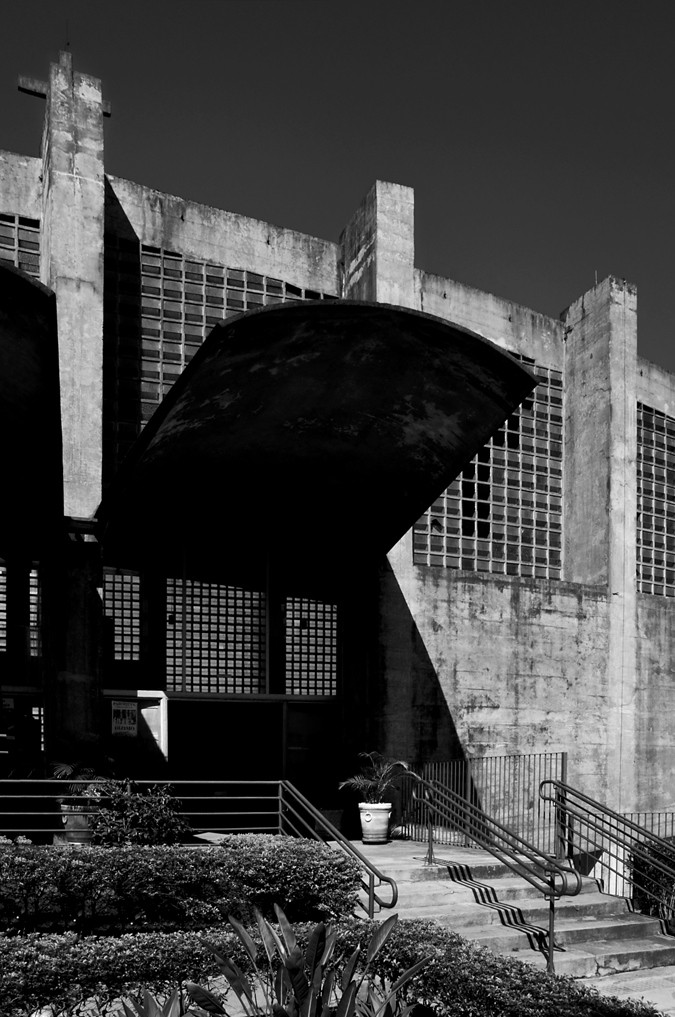 Clássicos da Arquitetura: Igreja da Vila Madalena / Joaquim Guedes - Fachada, Arco, Urbano