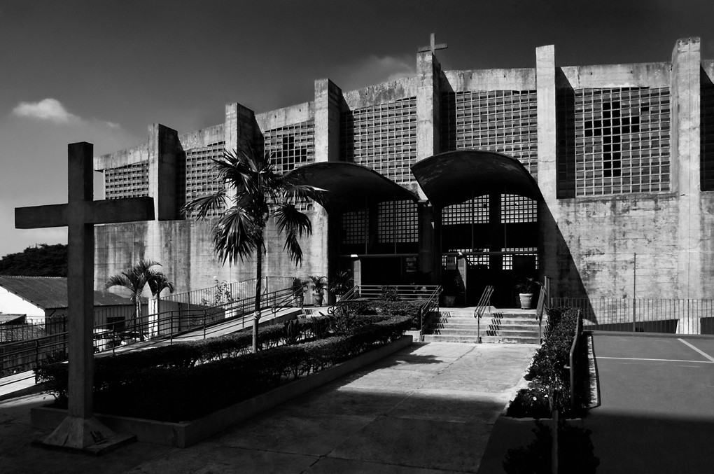 Clássicos da Arquitetura: Igreja da Vila Madalena / Joaquim Guedes - Fachada, Arco, Urbano