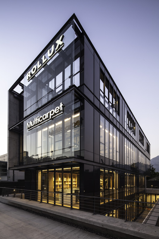 Multicarpet Rollux Showroom  / +arquitectos - Showroom