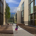 UC Lab School – Earl Shapiro Hall / Valerio Dewalt Train Associates, FGM Architects  - Imagen 5 de 27