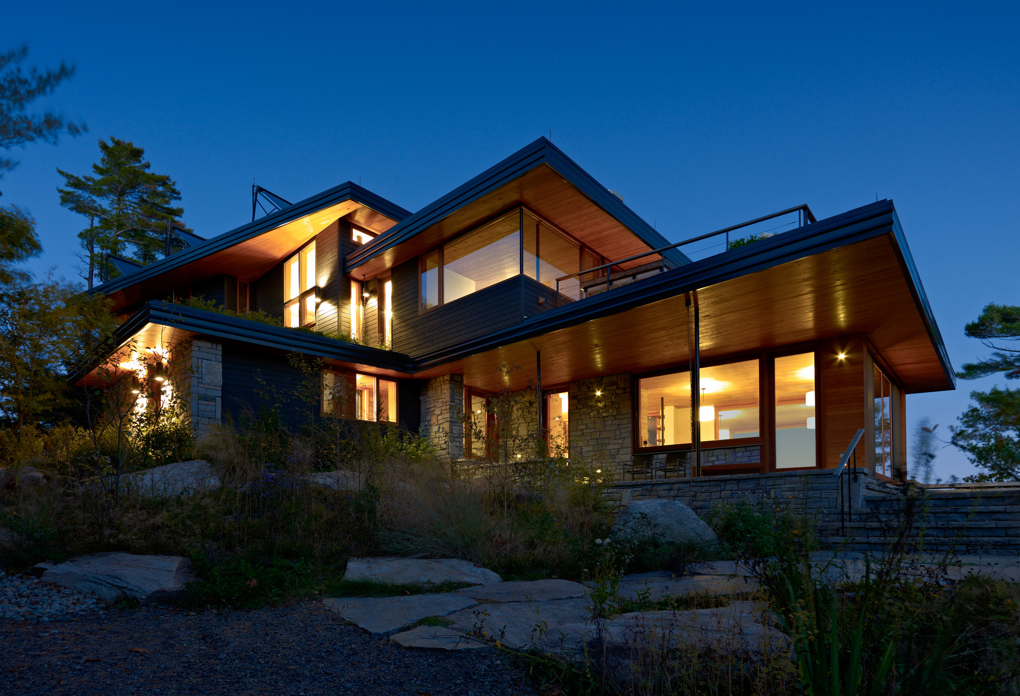 Gallery of Cliff House / Altius Architecture Inc 7