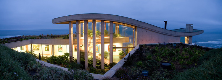 Residence in Papudo / Raimundo Anguita  - Facade, Windows, Beam