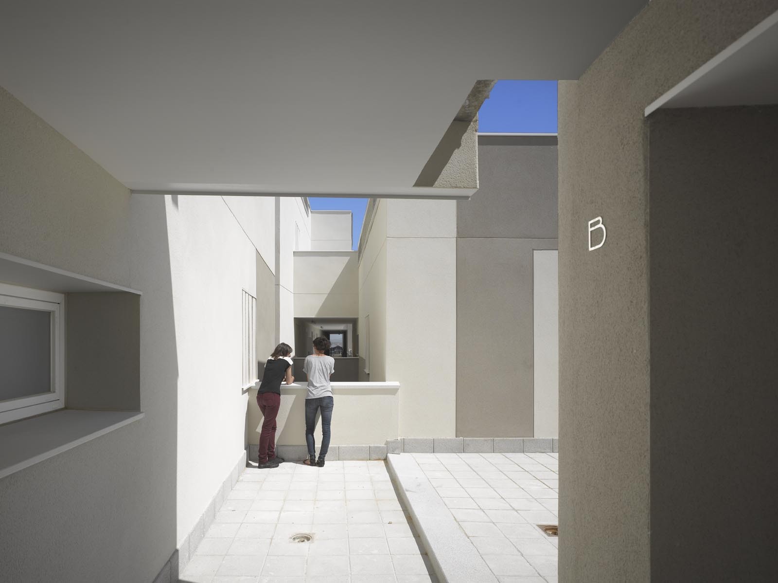 Galería de Bloque De Viviendas Sociales En Barajas / EMBT - 5