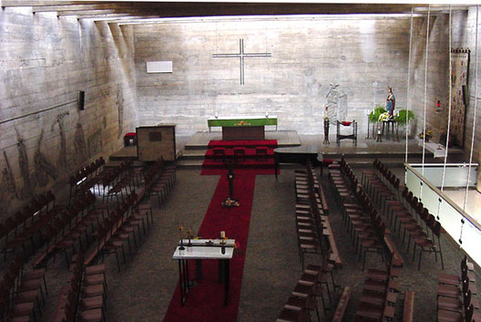 Clássicos da Arquitetura: Igreja São Bonifácio / Hans Broos - Cadeira