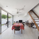 Casa Interior / Rosana Sdrigotti  + Julio Cavallo - Renovación, Cocina, Puerta, Fachada, Barandas, Balcón, Escaleras, Fijación Vigas, Mesas, Sillas