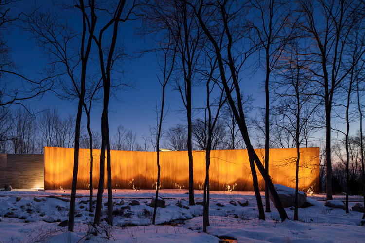 Una Casa en El Bosque / William Reue Architecture, © Steve Freihon