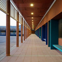 Liceo Federico Varela / Crisosto Arquitectos Consultores - Escuela Secundaria, Fachada, Pilares