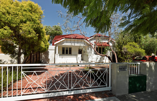 Casa 31_4 Room House / Caroline Di Costa Architect + Iredale Pedersen Hook Architects - Windows, Fence, Facade