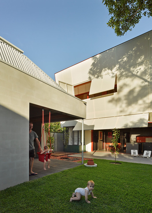 Casa 31_4 Room House / Caroline Di Costa Architect + Iredale Pedersen Hook Architects - Windows, Facade, Garden, Courtyard