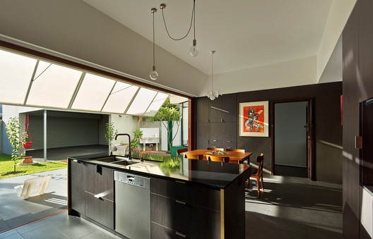 Casa 31_4 Room House / Caroline Di Costa Architect + Iredale Pedersen Hook Architects - Countertop, Sink, Kitchen, Chair, Windows