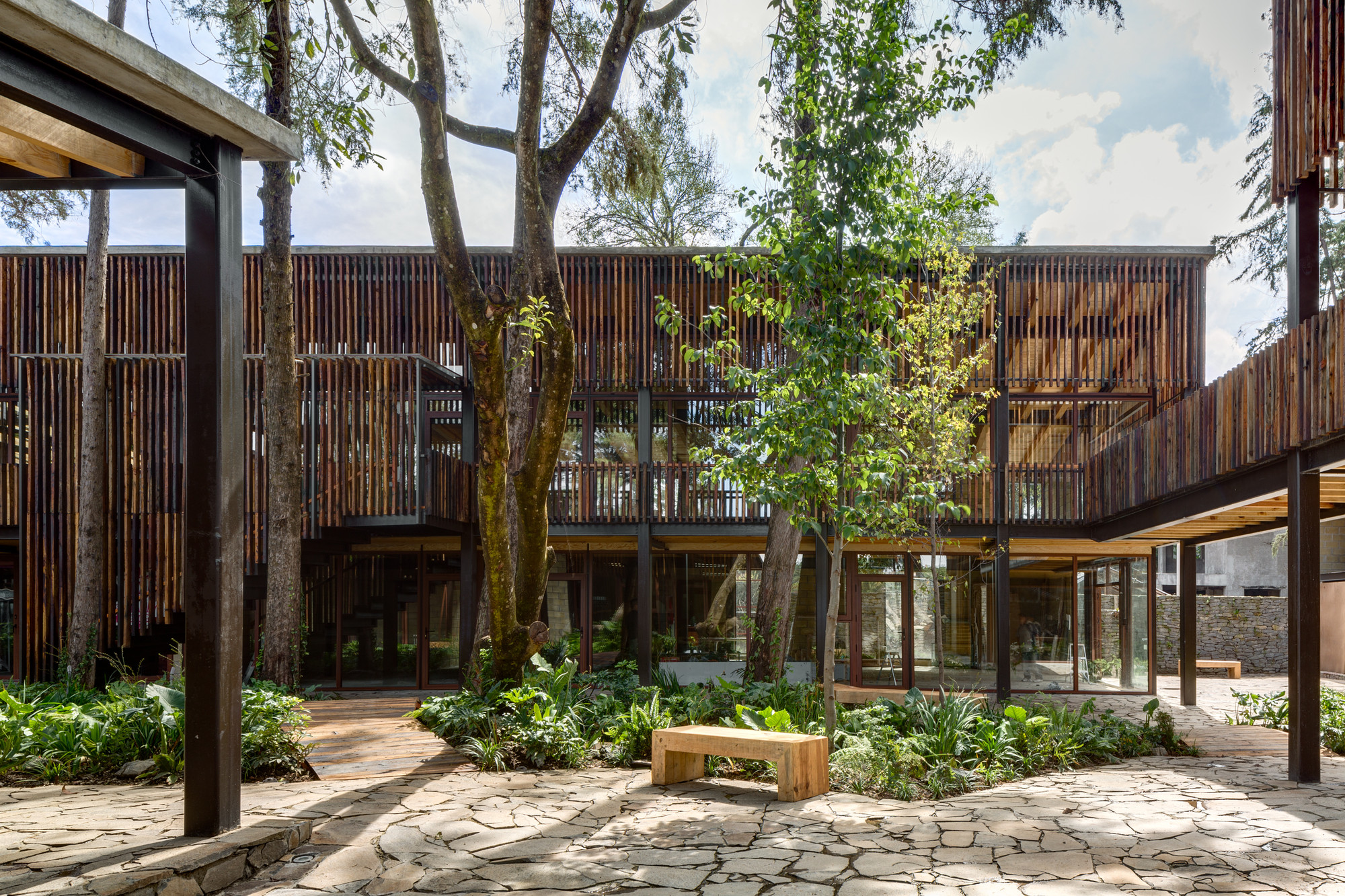 Arquitectura y Paisaje: Plaza Andaro construida con desechos ferroviarios por CANO | VERA Arquitectura - Imagen 14 de 20