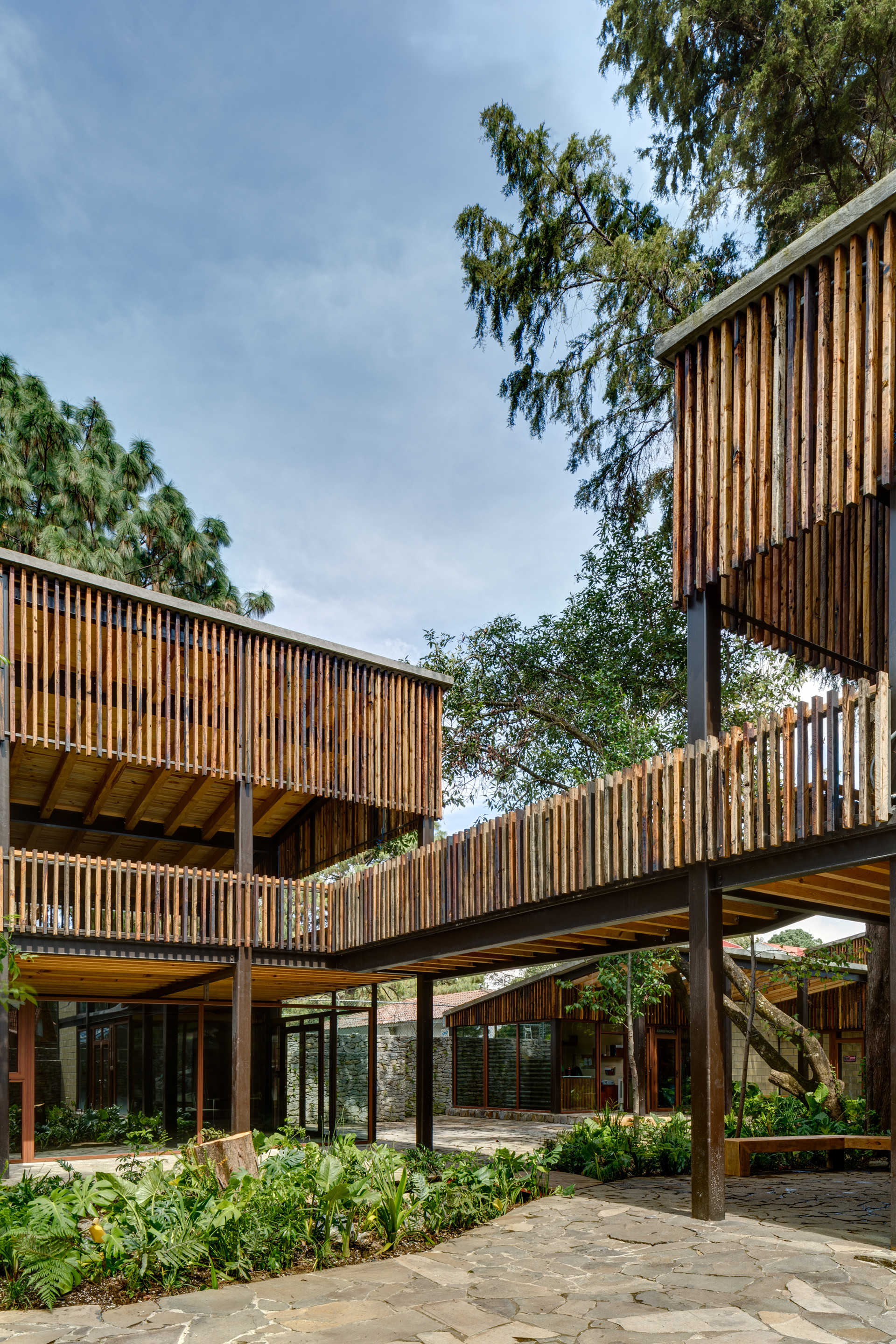 Arquitectura y Paisaje: Plaza Andaro construida con desechos ferroviarios por CANO | VERA Arquitectura - Imagen 13 de 20