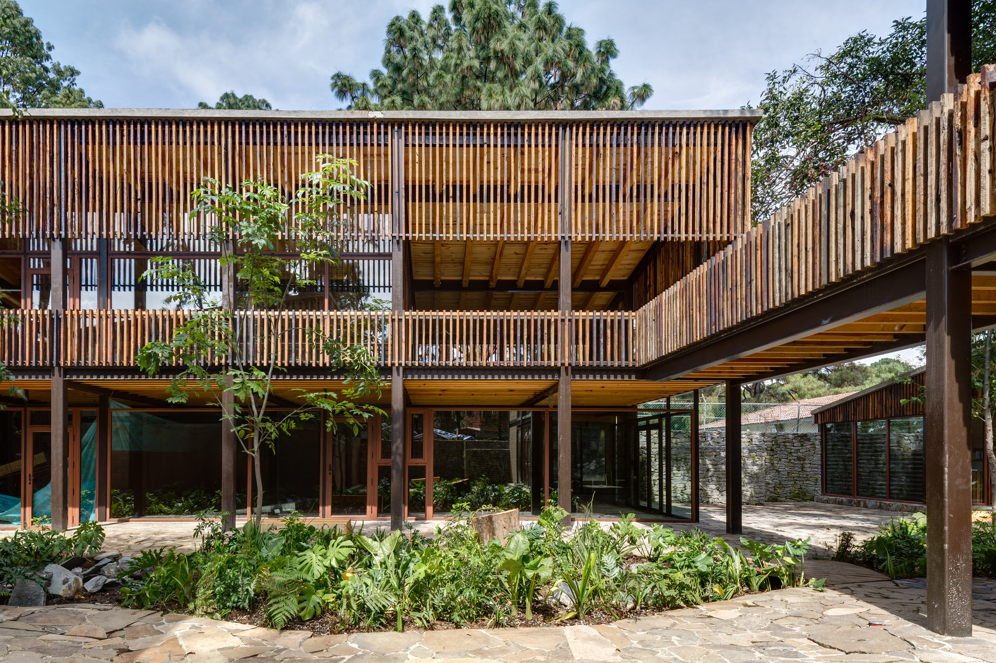 Arquitectura y Paisaje: Plaza Andaro construida con desechos ferroviarios por CANO | VERA Arquitectura - Imagen 12 de 20