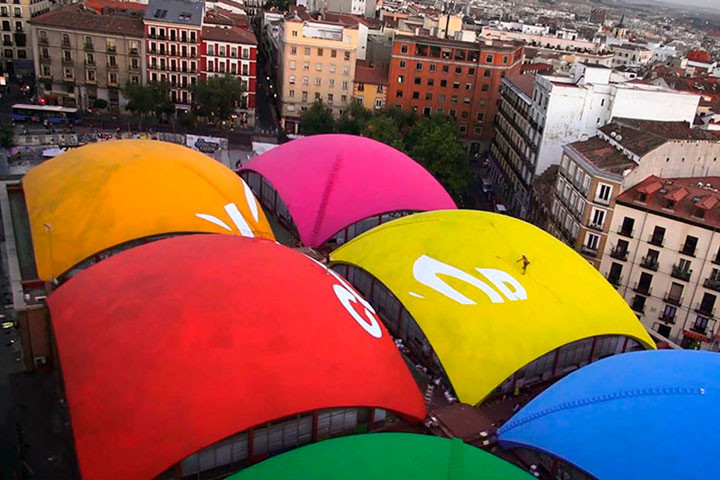 “Llena la vida de COLOR”: A intervenção que revitalizou o Mercado de la Cebada em Madri, Courtesy of Boa Mistura