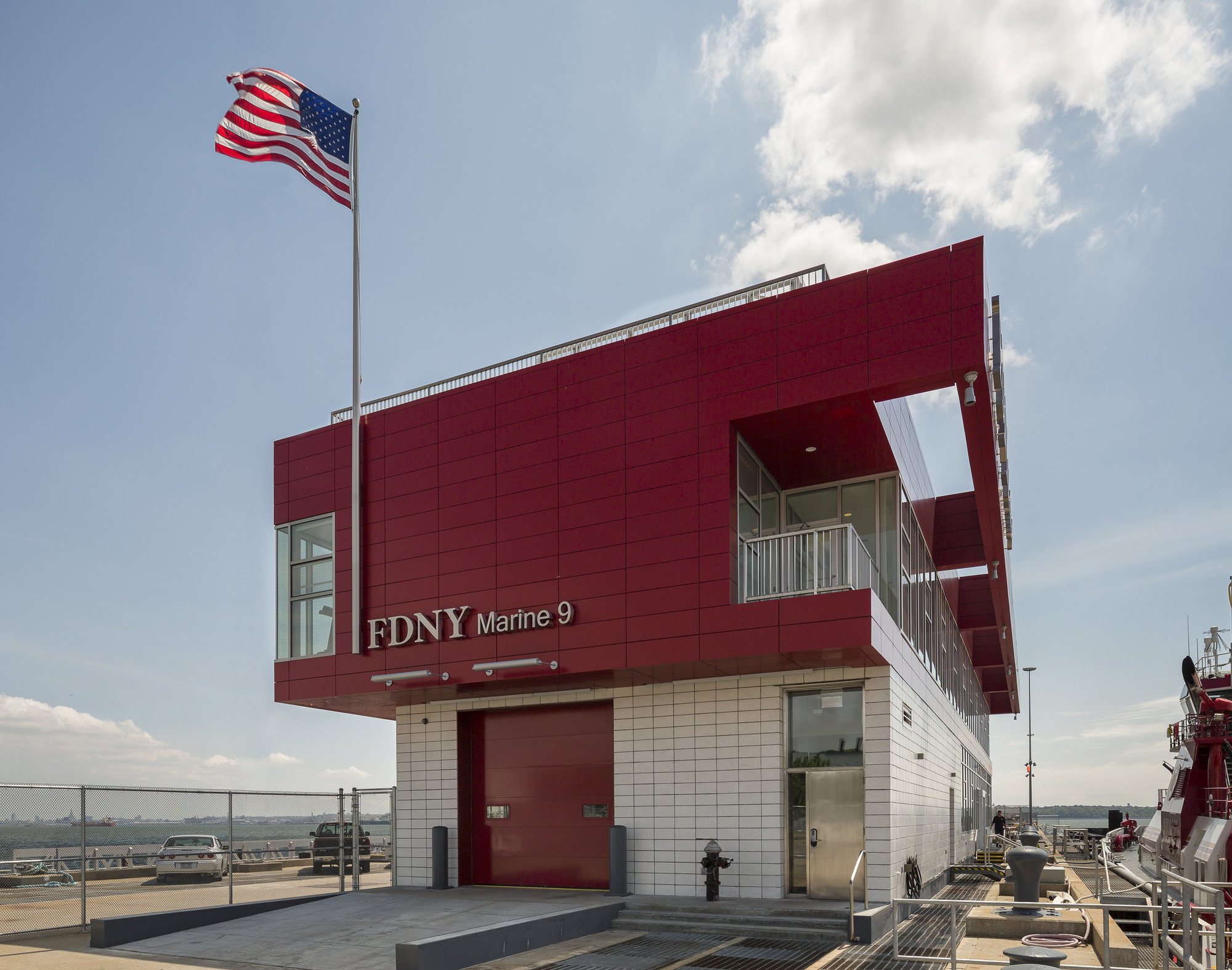 FDNY Marine 9 Barracks / Sage and Coombe, © Paul Warchol