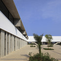 Colegio LVC / Nomena + Patricio Bryce - Escuelas, Fachada