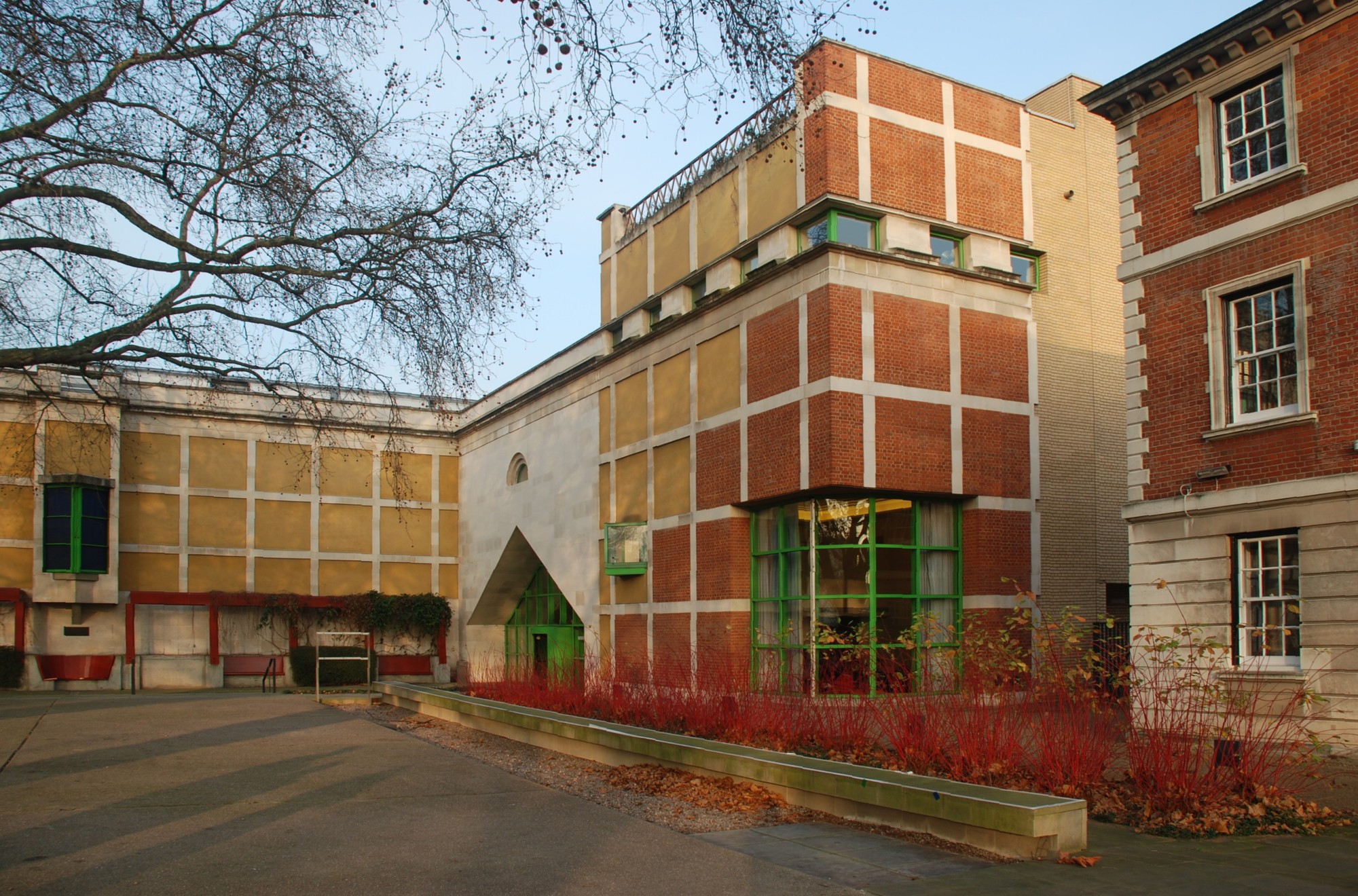 Clore Gallery, Tate Britain, Londres. Cortesia de Elekhh