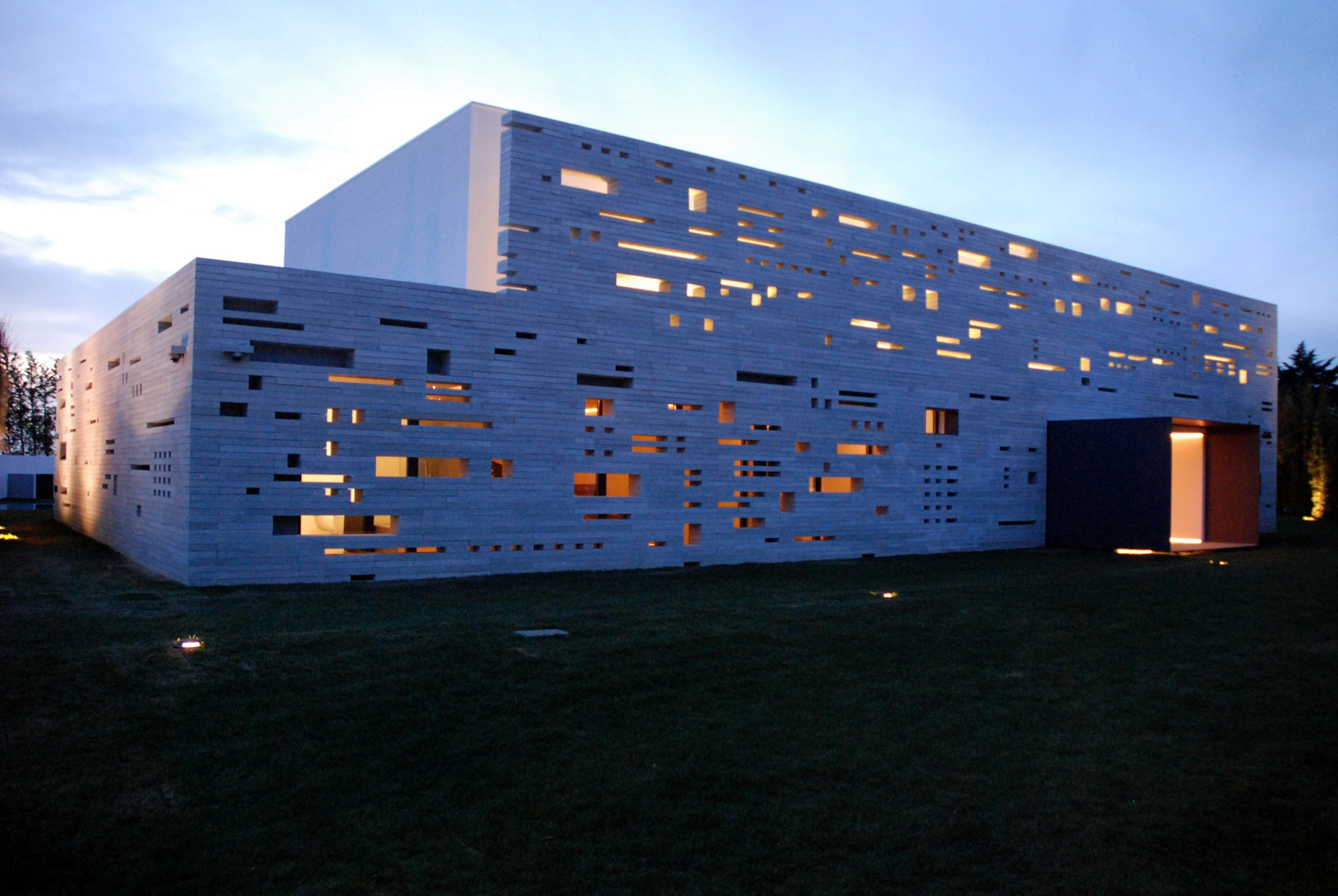 Gallery of The Lifting House / Guedes Cruz Arquitectos 8