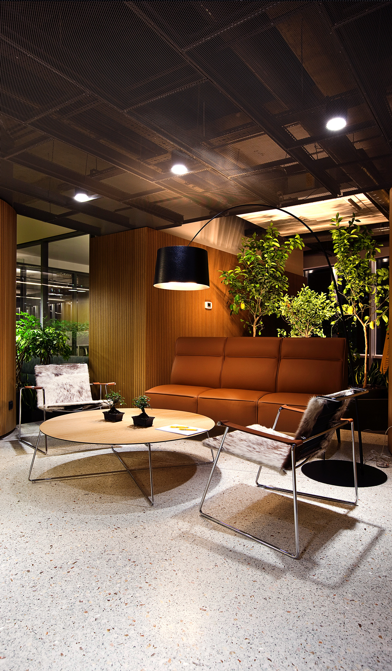 Стильные гаражи интерьер. Офисный потолок. Магазины на стрит ритейл в москве. Квартира из гаража. Кладовки в многоквартирных домах.