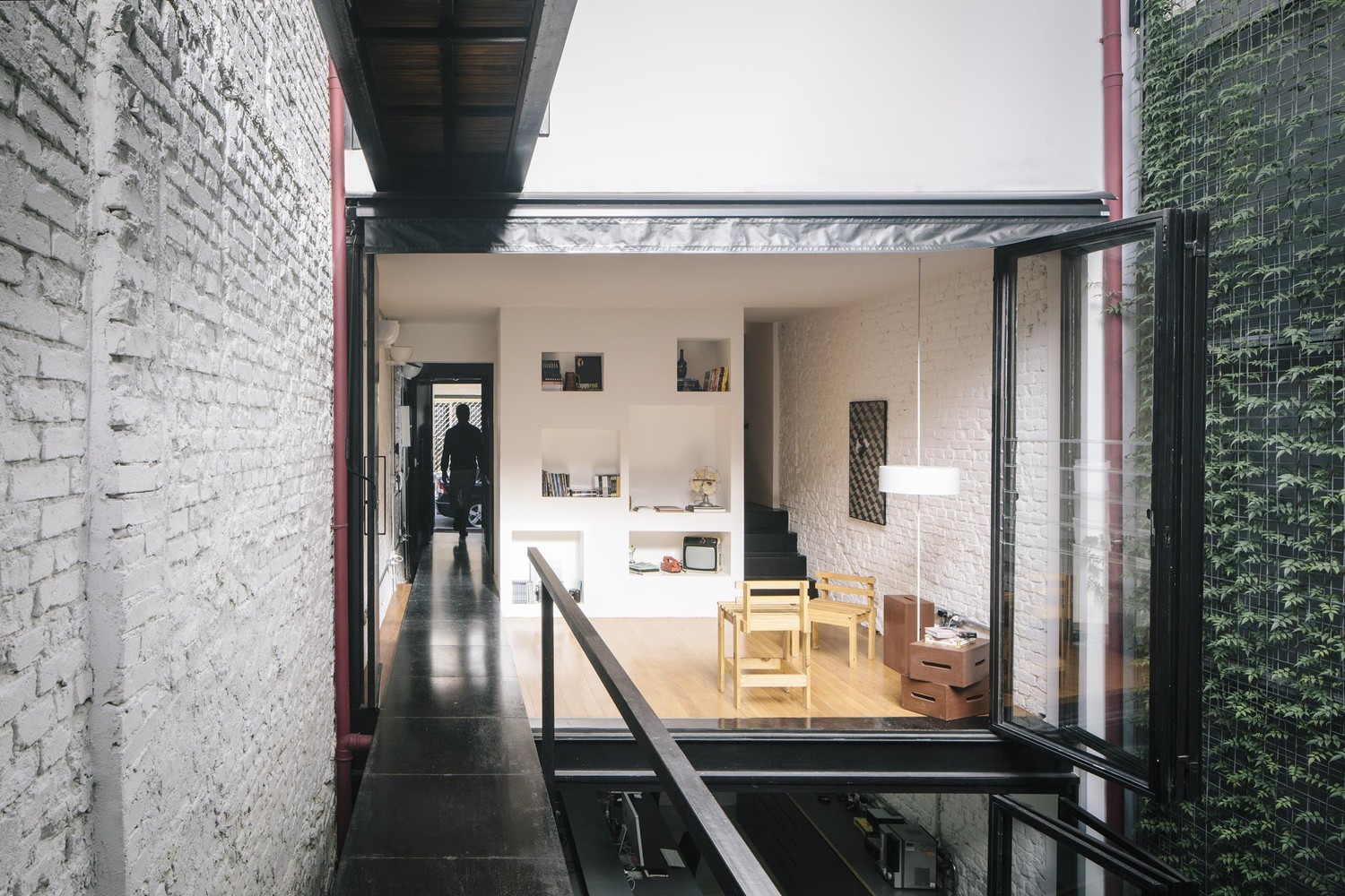 Produtora Kana / AR Arquitetos - Cozinha, Porta, Fachada, Corrimão, Viga, Escada, Arco, Mesa, Cadeira