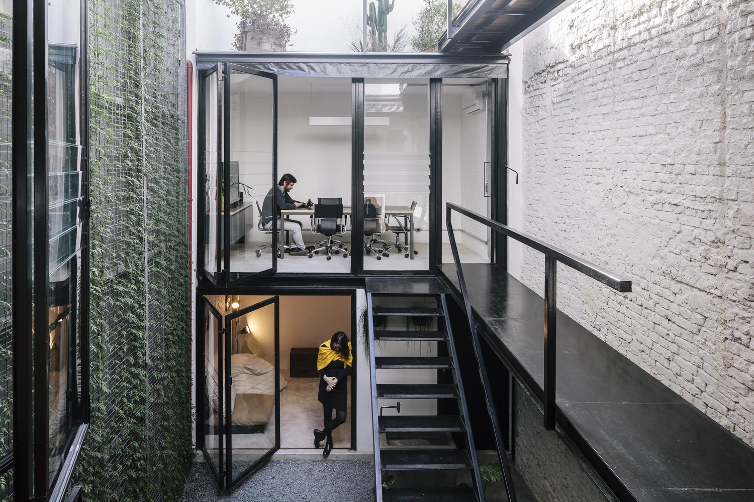 Produtora Kana / AR Arquitetos - Escada, Porta, Fachada, Corrimão