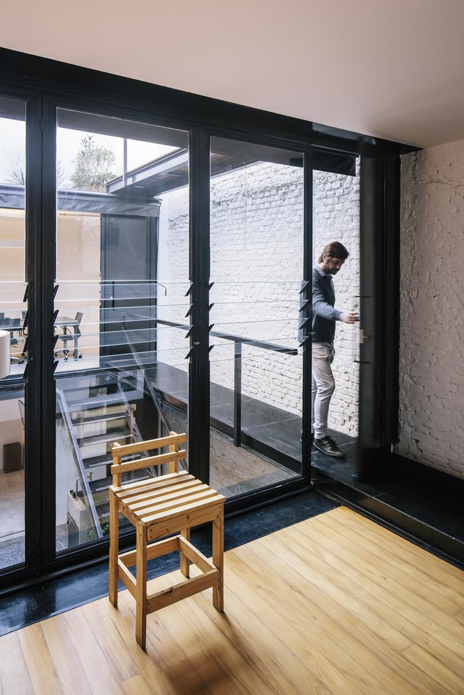 Produtora Kana / AR Arquitetos - Terraço, Porta, Viga, Corrimão, Balcão, Fachada, Mesa