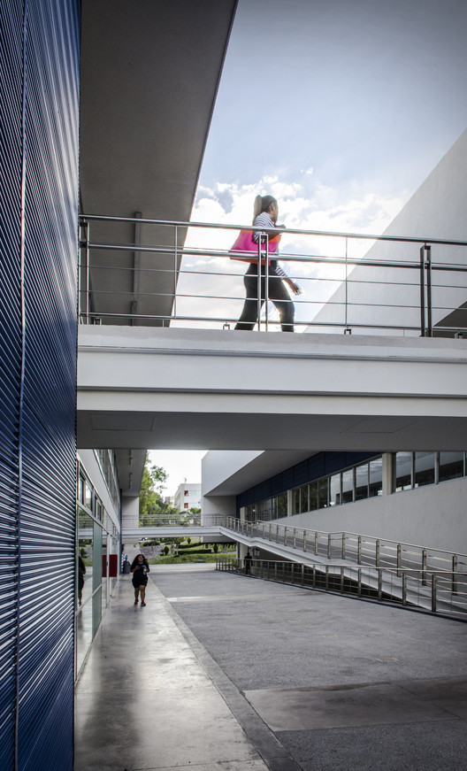 Edificio Estudiantil Dae / Arkylab + Mauricio Ruiz - Barandas