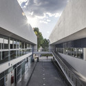 Edificio Estudiantil Dae / Arkylab + Mauricio Ruiz - Arquitectura De Oficinas, Fachada, Barandas