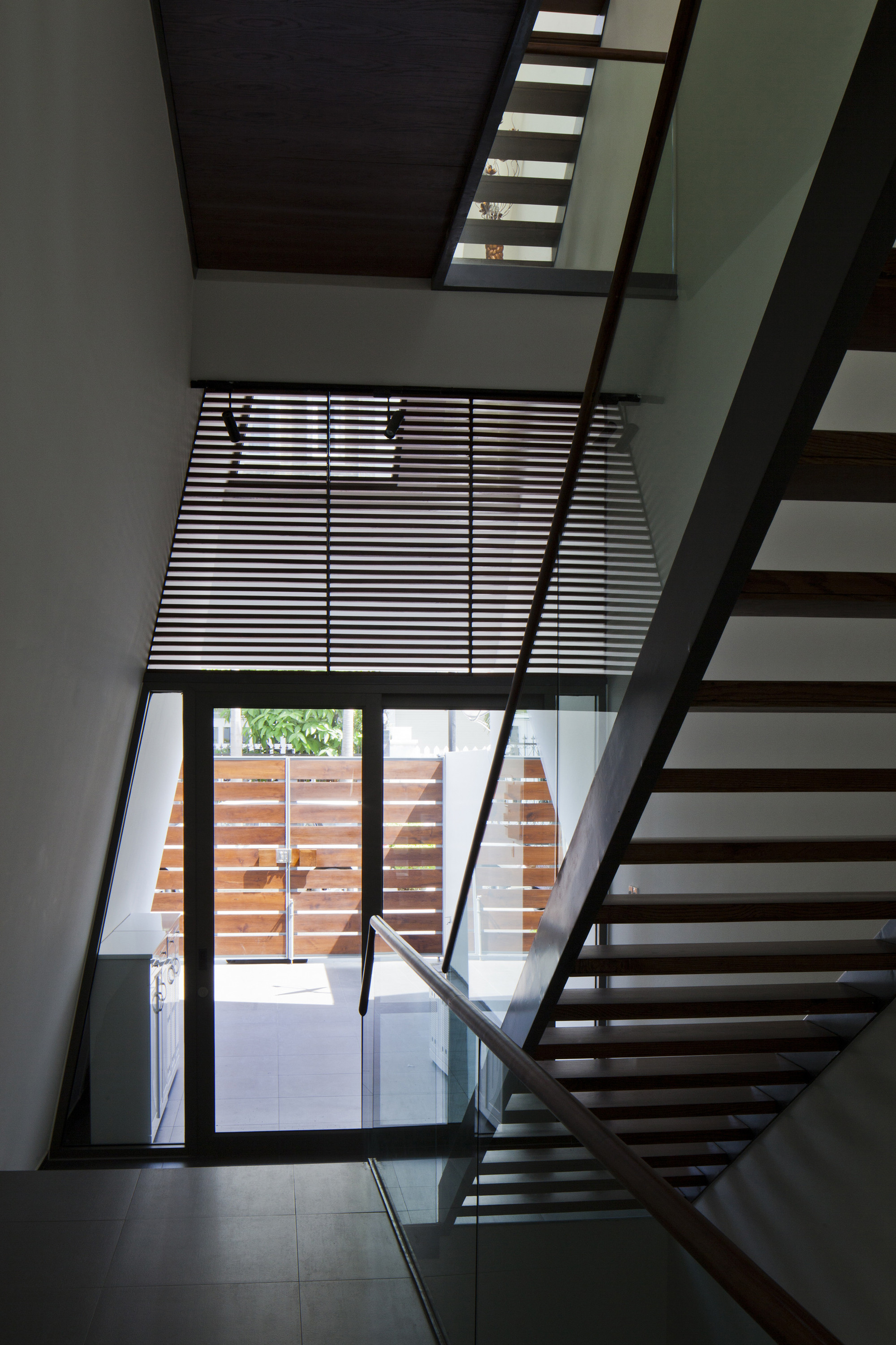 Galería de Casa de Muros Plegados / NHA DAN ARCHITECT - 14