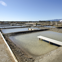 Arquitectura y Paisaje: campos de sal "La Tancada" convertidos en un paisaje líquido por EMF - Paisaje Y Arquitectura
