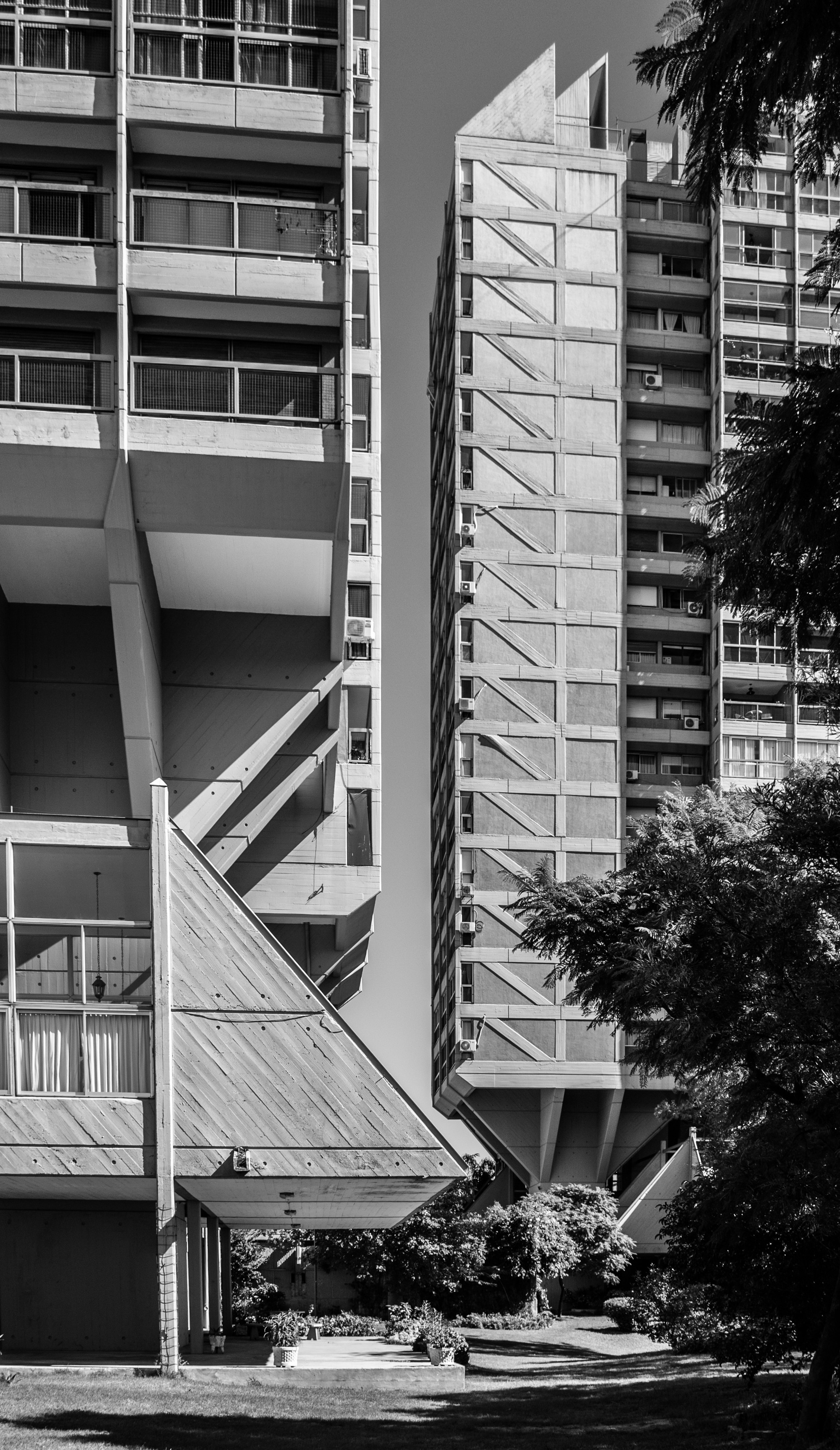 Clásicos de Arquitectura: Complejo Edilicio Alas III / Luis Rébora, Abel Ramírez y Alfredo Troilo    - Fachada, Barandas, Escaleras, Urbano