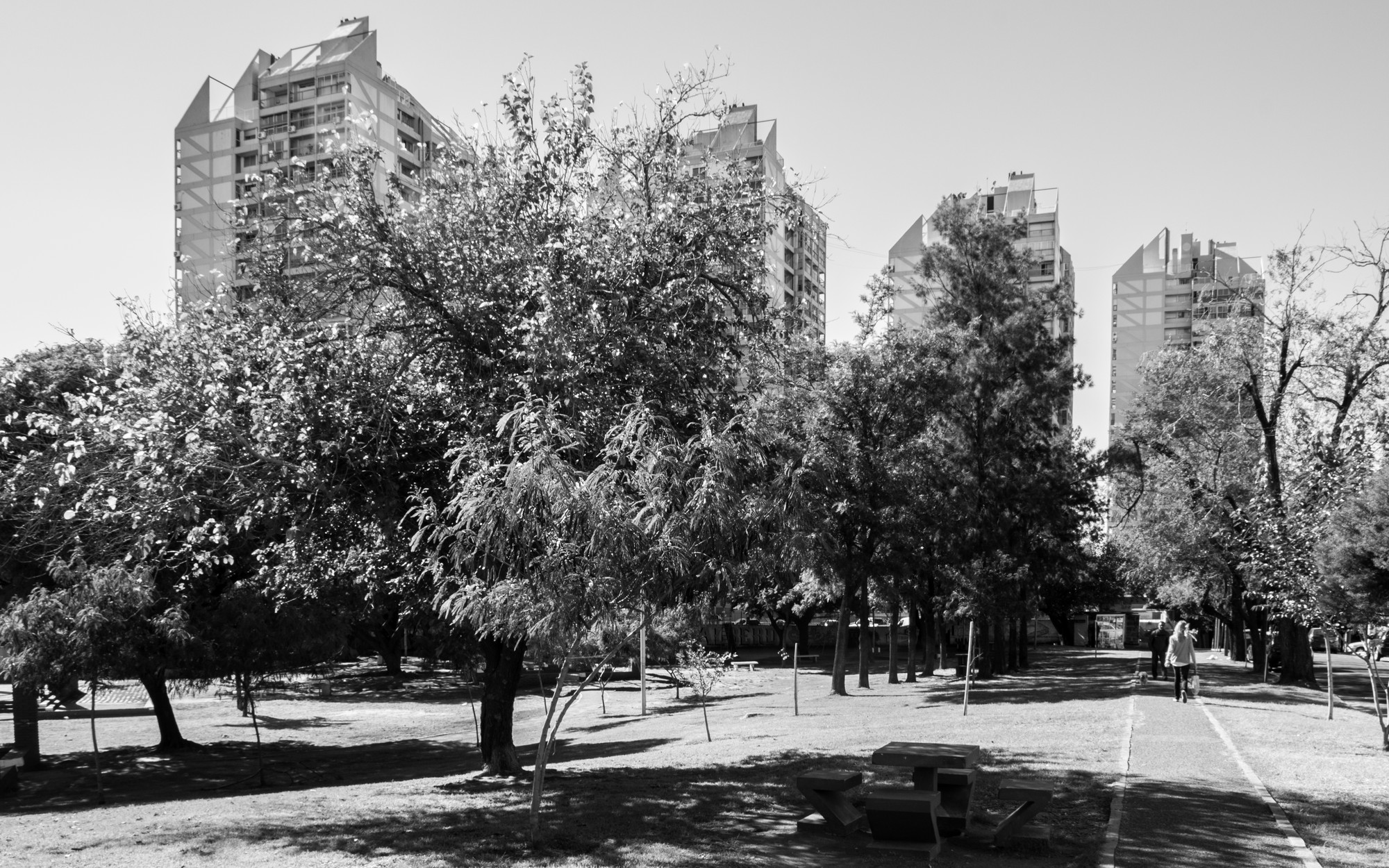 Clásicos de Arquitectura: Complejo Edilicio Alas III / Luis Rébora, Abel Ramírez y Alfredo Troilo    - Fachada, Urbano