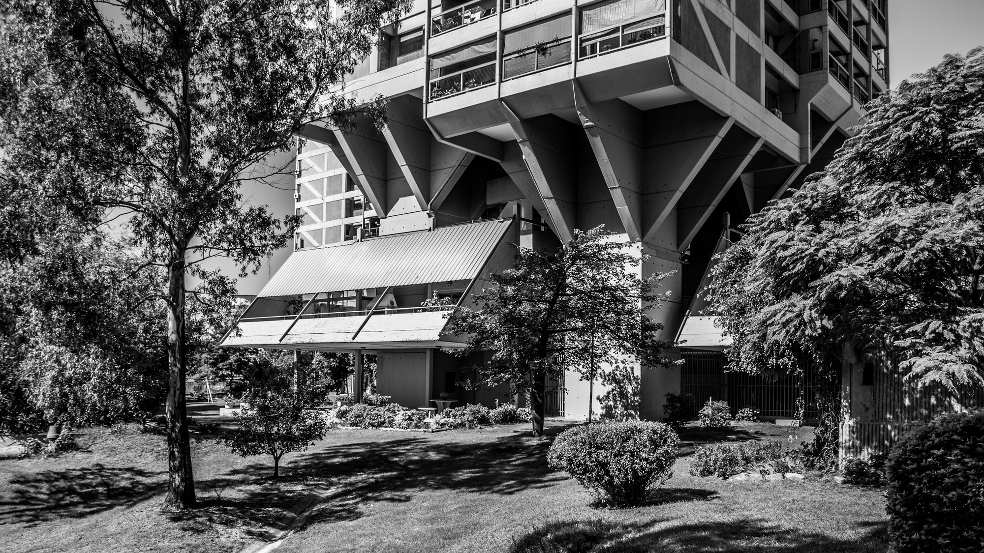 Clásicos de Arquitectura: Complejo Edilicio Alas III / Luis Rébora, Abel Ramírez y Alfredo Troilo    - Fachada, Fijación Vigas, Arco