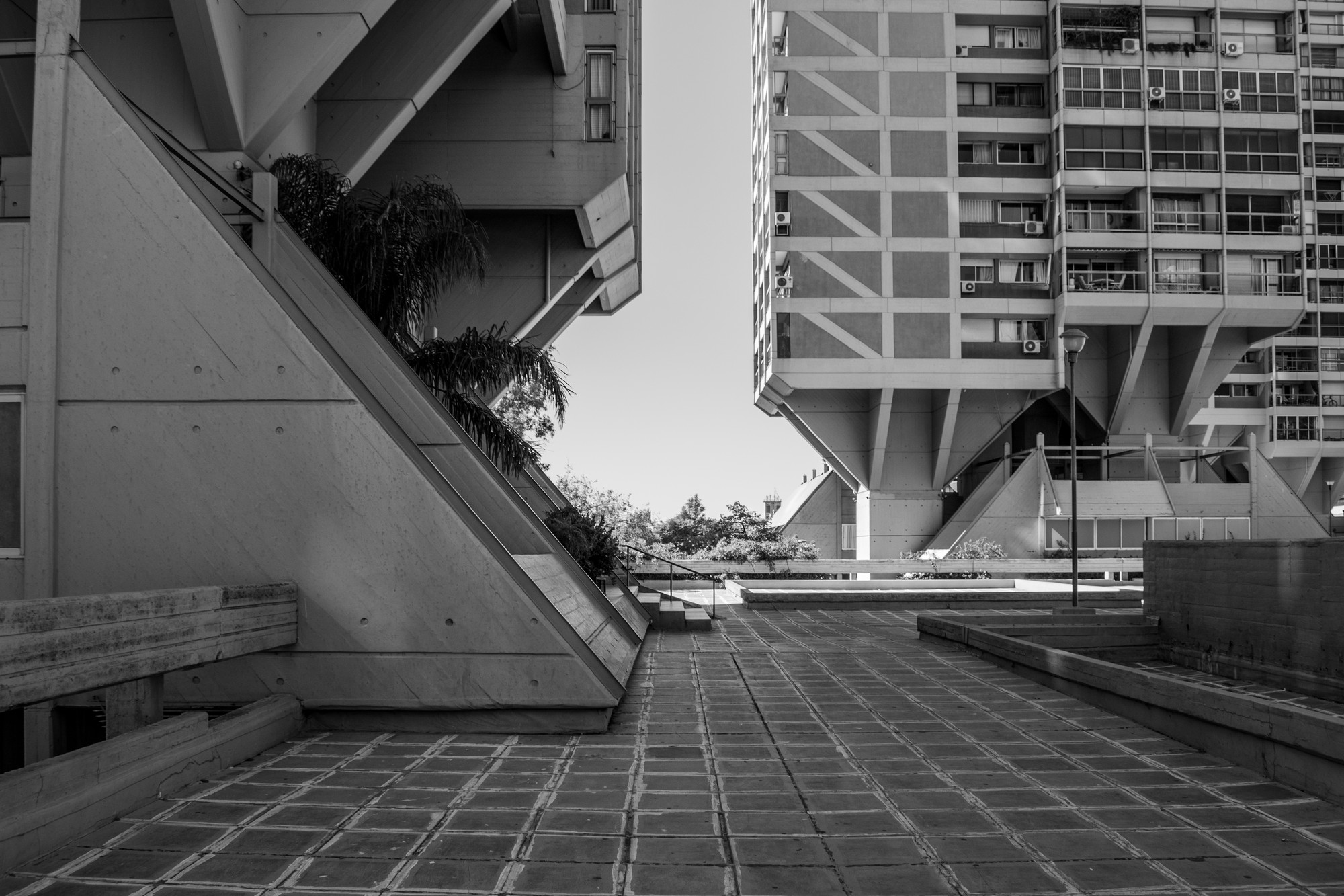 Clásicos de Arquitectura: Complejo Edilicio Alas III / Luis Rébora, Abel Ramírez y Alfredo Troilo    - Fachada, Escaleras, Barandas