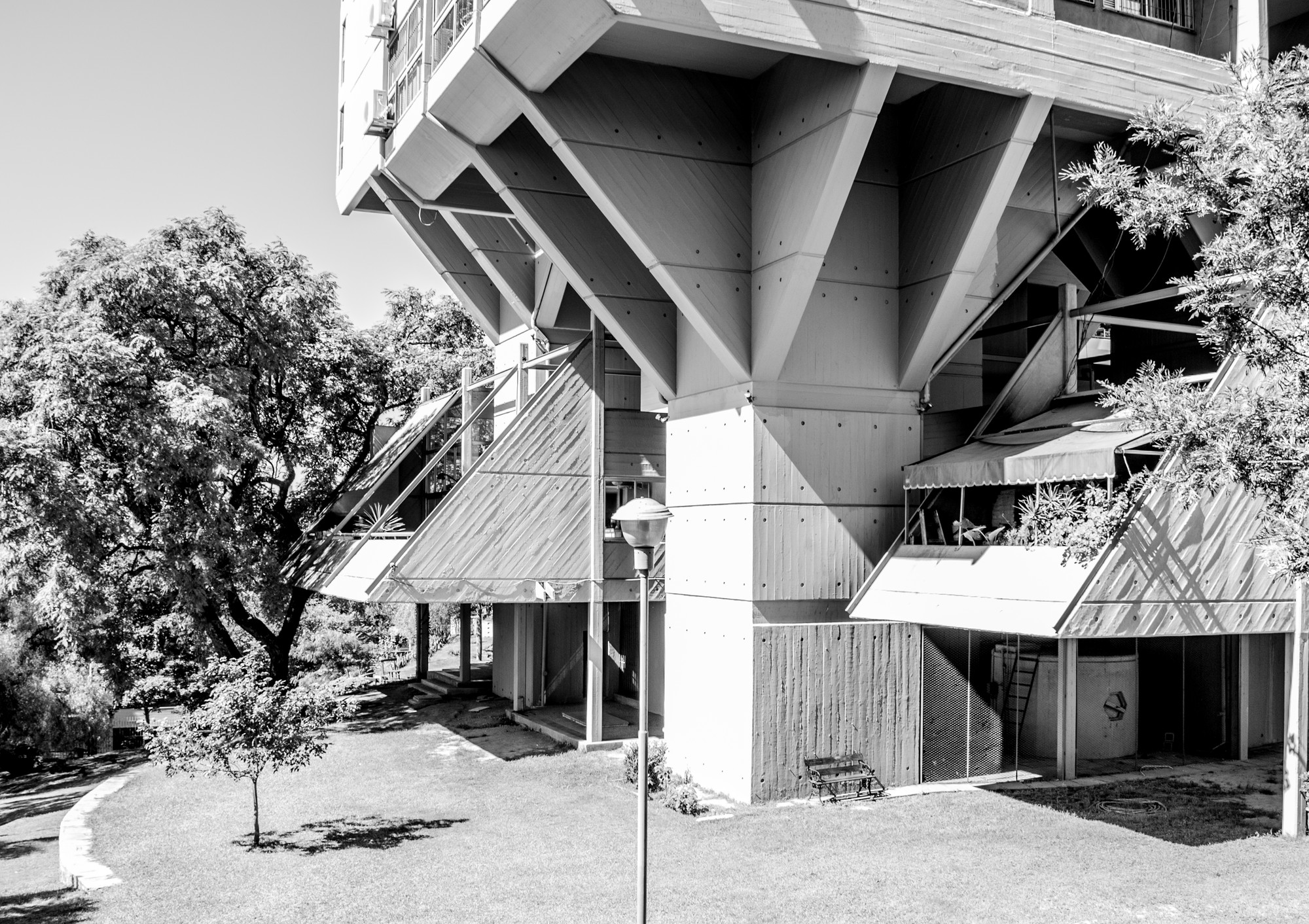 Clásicos de Arquitectura: Complejo Edilicio Alas III / Luis Rébora, Abel Ramírez y Alfredo Troilo    - Fachada