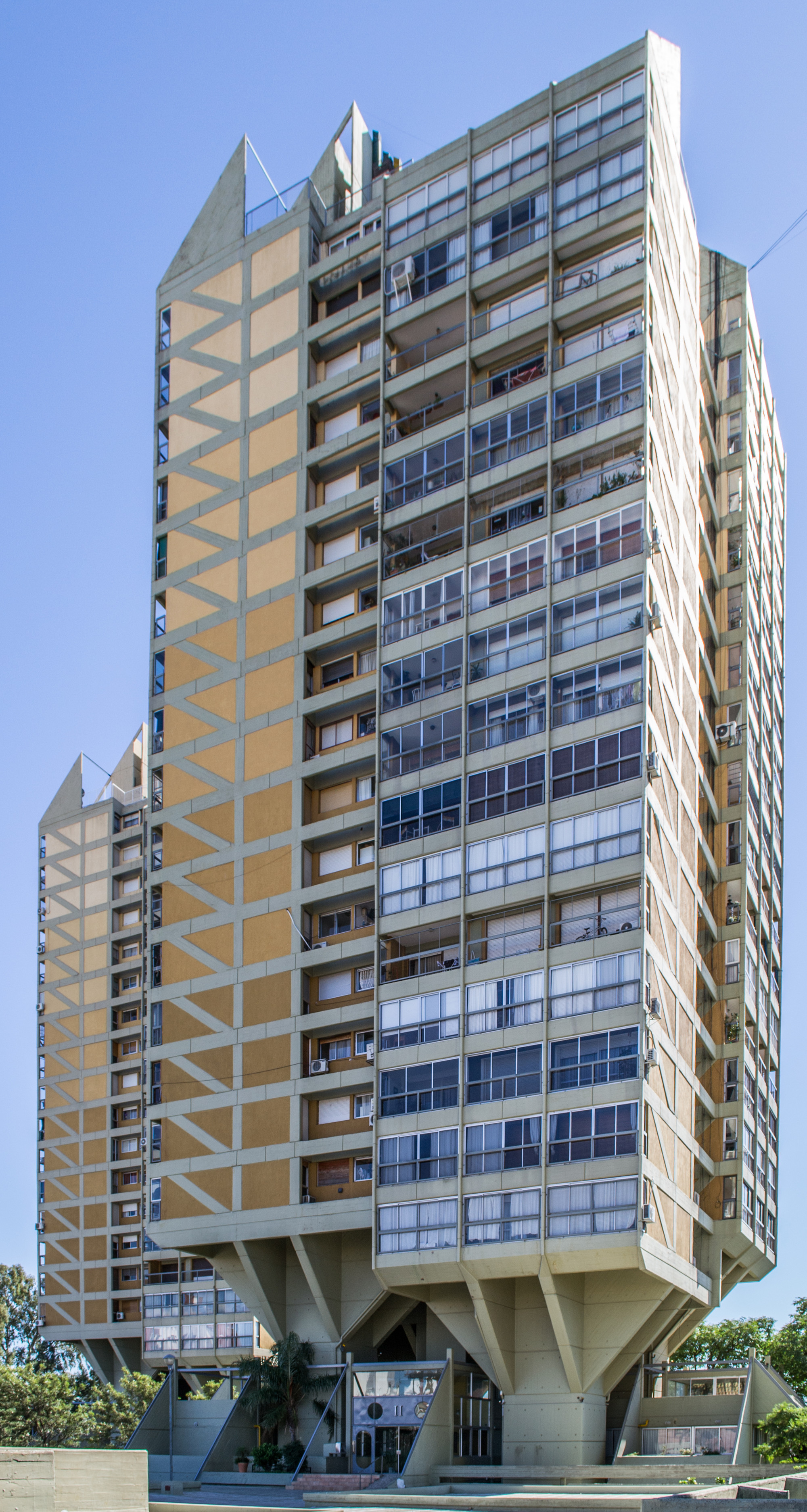 Clásicos de Arquitectura: Complejo Edilicio Alas III / Luis Rébora, Abel Ramírez y Alfredo Troilo    - Fachada