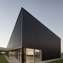 Sala Multiusos Parque industrial Sauce Viejo / Paschetta Cavallero Arquitectos - Arquitectura De Uso Mixto, Fachada