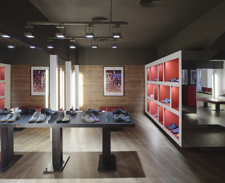 Tienda Camper Palma der Mallorca / Fernando Amat - Interior Design, Table, Lighting