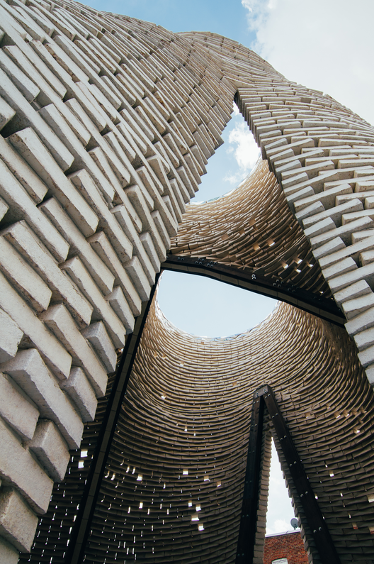 Vídeo: Como foi construída a torre de tijolos orgânicos do MoMA PS1, © Andrew Nunes