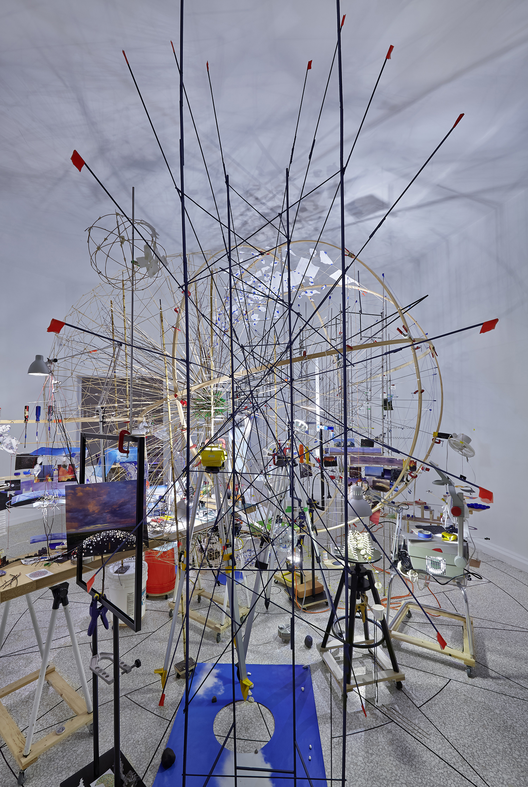 Triple Point (Planetarium), 2013. Cortesia de Sarah Sze, Tanya Bonakdar Gallery, New York, and Victoria Miro Gallery, London. Fotografia de Tom Powel Imaging