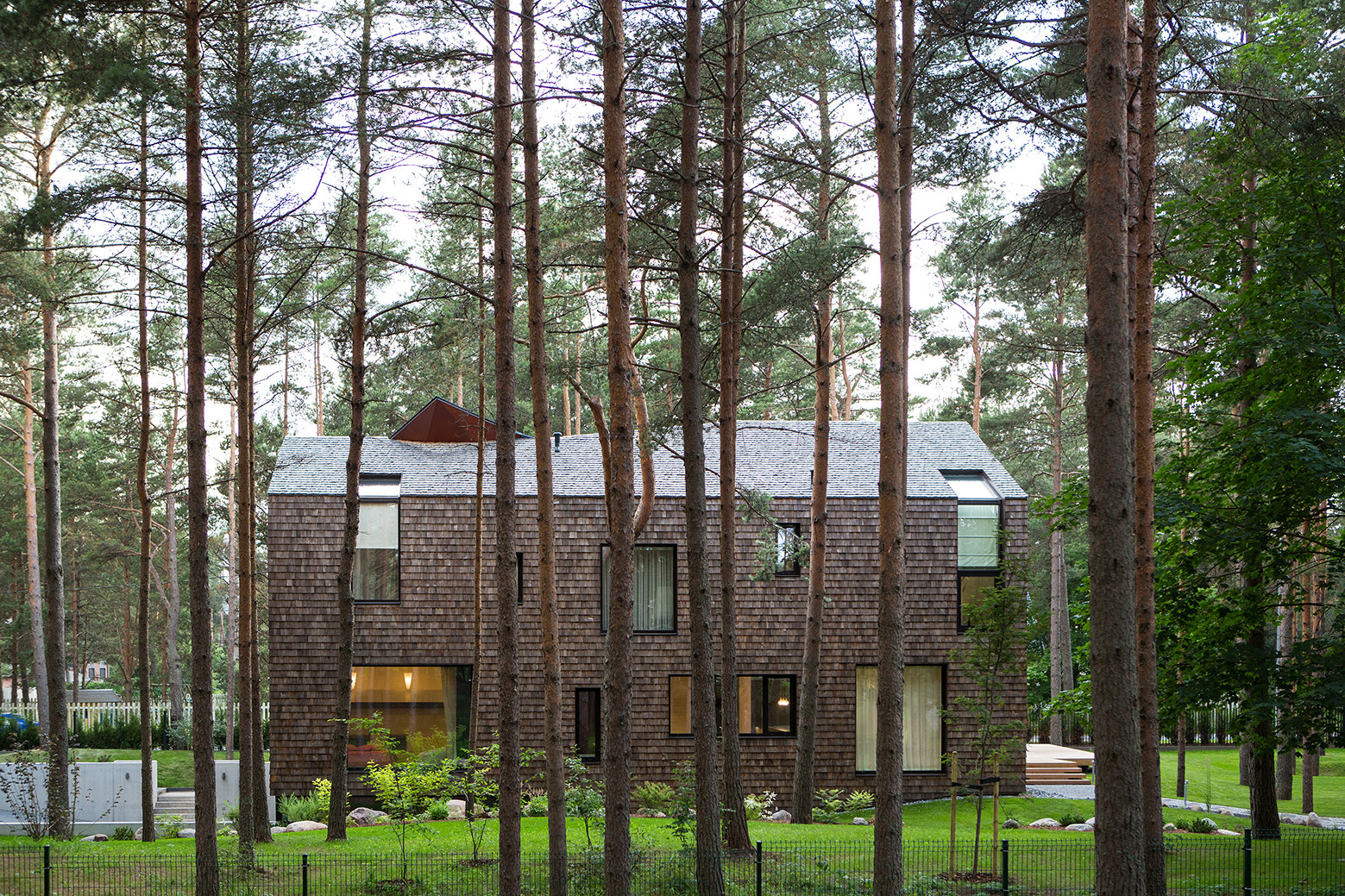 сосновый бор подмосковье коттеджный поселок. таунхаус в лесу. дом архитектора сосновый бор. дом лесной бор. Honka медное озеро.