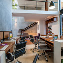 Oficinas Matatena  / Desnivel Arquitectos - Edificio De Oficinas, Cocina, Escaleras, Fijación Vigas, Mesas, Sillas