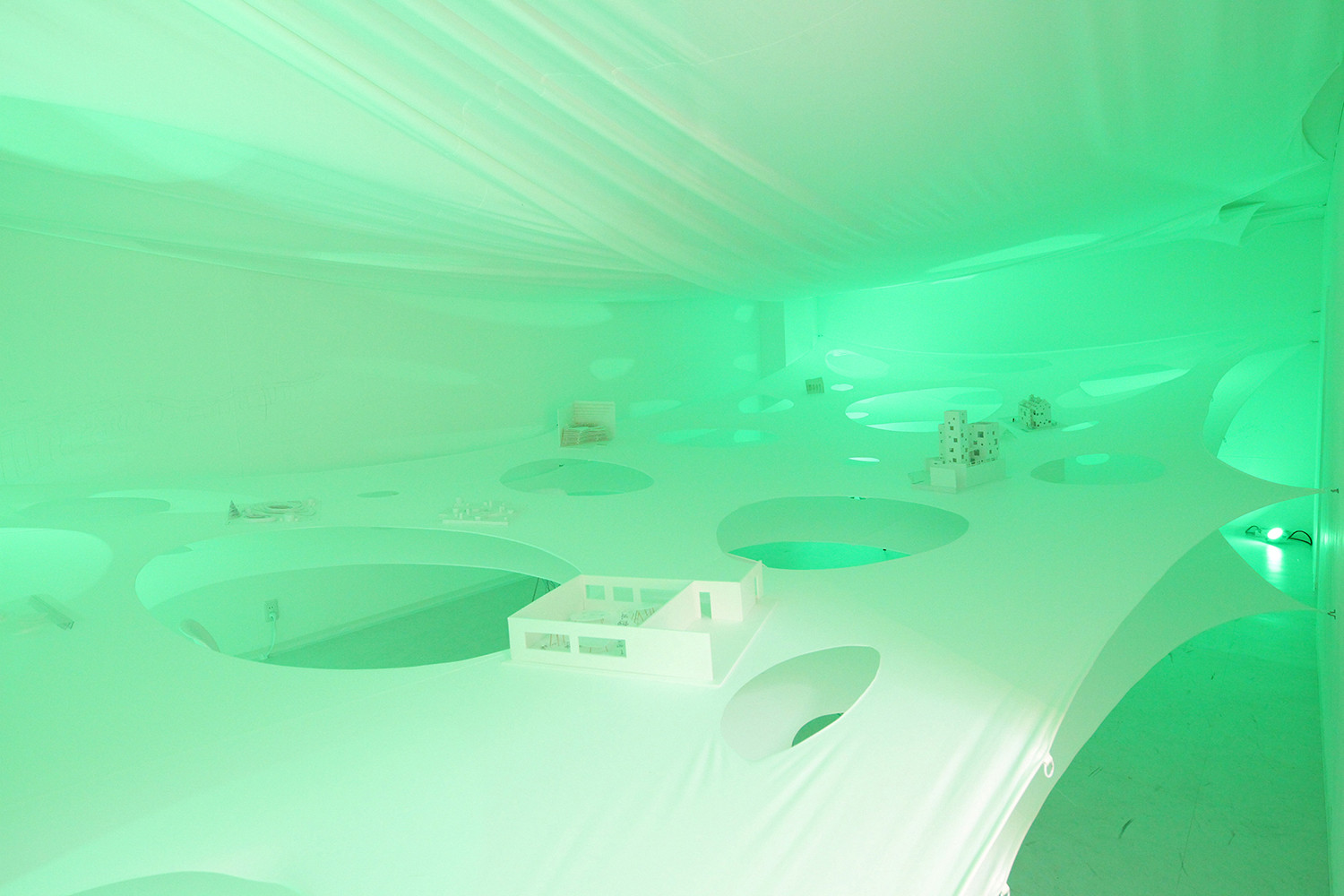 Instalação de Kotaro Horiuchi: Membranas Perfuradas Flutuantes - Imagem 14 de 16